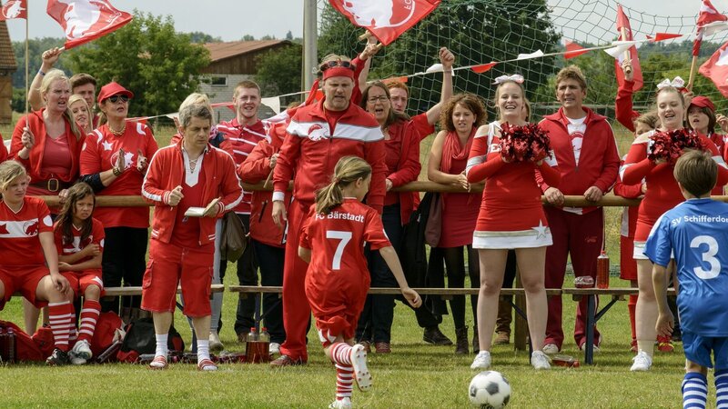 Die Nerven liegen blank im Derby Bärstädter gegen Schifferdorfer Jugend. Fritz Fuchs (Guido Hammesfahr, hinten, 2. von rechts) hat den Bärstädter Torwart trainiert. (Mirco Reseg,Mitte;  Volker „Zack“ Michalowski, Mitte links) – Bild: ZDF und Antje Dittmann