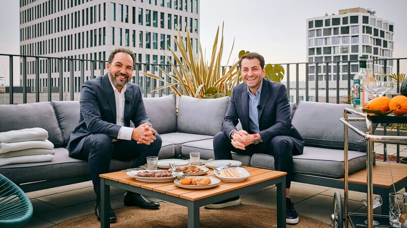 Diesmal geht es für die beiden Grillexperten hoch hinaus! Bei ihrer exklusiven Rooftop-Party bereiten Ali (rechts) und Adnan unter anderem knusprige Ente und gegrillten Spargel zu. Weiteres Bildmaterial finden Sie unter www.br-foto.de. – Bild: BR/​Yalla Productions GmbH/​Marian Mok