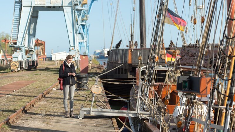 Jasmin (Stephanie Krogmann) war seit längerer Zeit mal wieder bei einem Treffen der Anonymen Alkoholiker. Ist sie die gesuchte Frau und die Affäre von Thomas Norden? Hat sie den Abend mit ihm verbracht? Wieso hat der Abend tödlich geendet? – Bild: ZDF