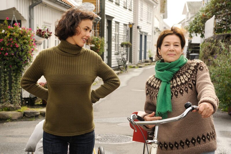 rbb Fernsehen LIEBE AM FJORD – ZWEI SOMMER, am Donnerstag (31.07.14) um 20:15 Uhr. Berit (Lucie Heinze) fühlt ihrer Freundin Johanna (Hannelore Elsner, rechts) auf den Zahn. – Bild: rbb/​Degeto/​Hardy Spitz