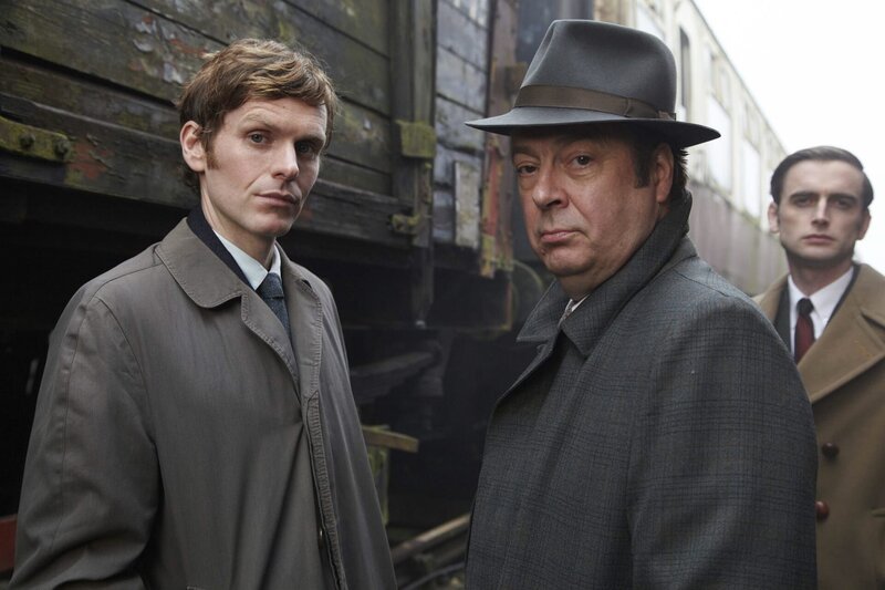 Endeavour Morse (Shaun Evans, l.), DI Fred Thursday (Roger Allam, M.) und Peter Jakes (Jack Laskey, r.) haben es mit einem Serienmörder zu tun, der seine Morde nach Opernvorlagen inszeniert. – Bild: ZDF/​Patrick Redmond