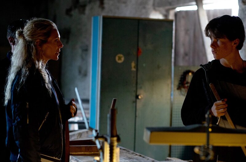 Blanke Nerven: Maria (Eva Röse) nimmt Elliot (Edvin Rydin) im Verhör hart ran. – Bild: ARD Degeto/​Warner Bros./​Björn Liljegrääs