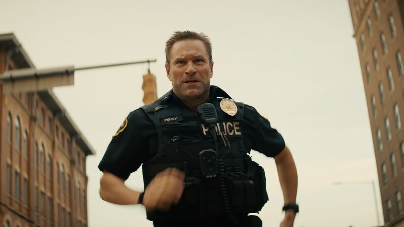 Auch wenn Frank Penny (Aaron Eckhart) schon einige Jahre im Dienst ist, geht er im Beruf immer noch aufs Ganze. – Bild: ZDF