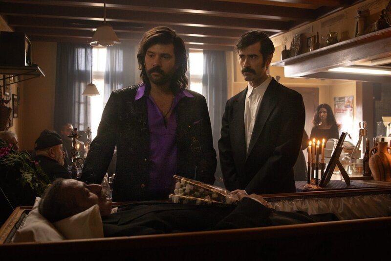 Die Brüder Paris (Jasin Challah, l.) und Hektor (Samy Challah, r.) trauern am offenen Sarg ihres Vaters (Pavlos Kourtidis). – Bild: Lars Holberg / ZDF Die Brüder Paris (Jasin Challah, l.) und Hektor (Samy Challah, r.) trauern am offenen Sarg ihres Vaters (Pavlos Kourtidis). – Bild: Lars Holberg / ZDF