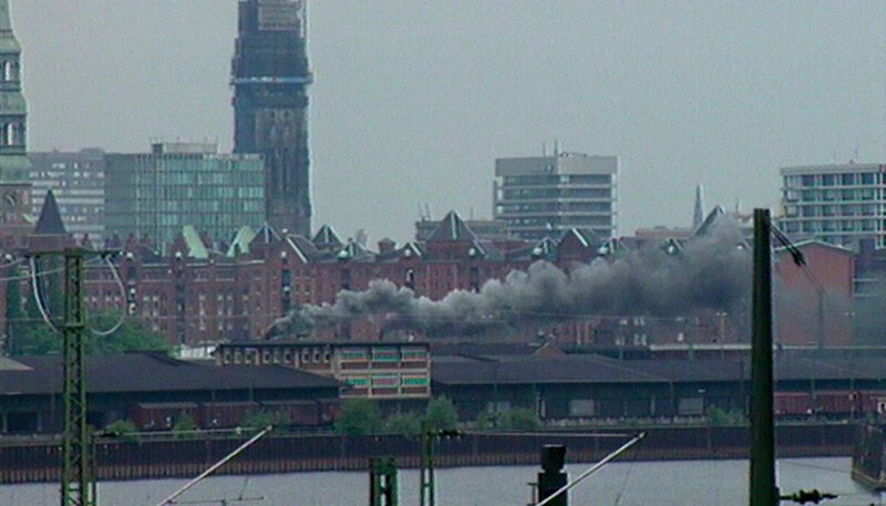 Ausfahrt aus Hamburg vor der Kulisse der Speicherstadt. – Bild: SWR