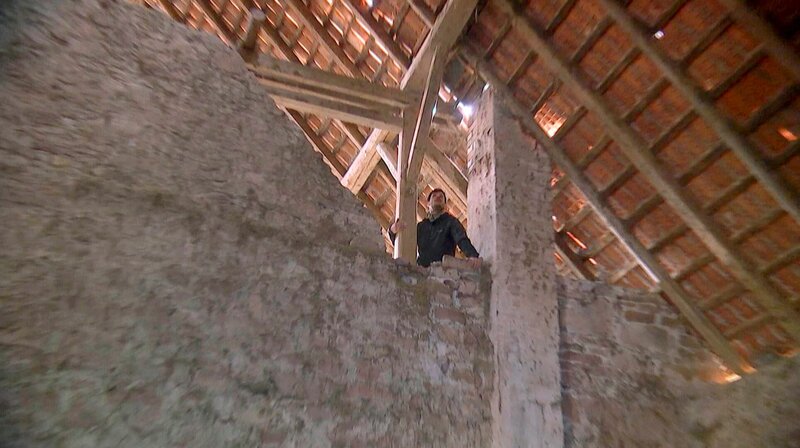 Aus dem Ruhrpott raus aufs Land: Leonard Gehre hat sich einen Bauernhof im nordhessischen Alraft gekauft und renoviert alles selber. Dafür gibt es seinen Job auf.  Für Leonard wie auch für seine Familie eine kräftezehrende Zeit. – Bild: HR