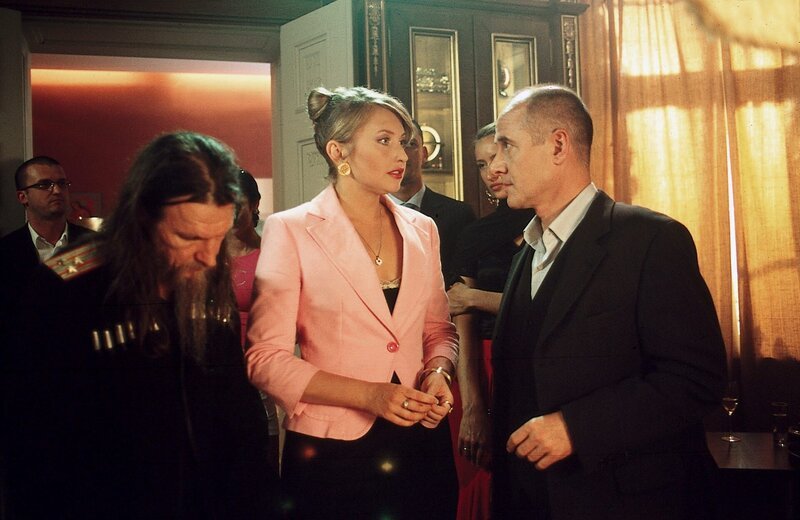 Auf der Suche nach seiner Jugendfreundin Helena lernt Dr. Robert Kolmaar (Ulrich Mühe, r.) in einem russischen Club Eva Belowa (Malina Ebert, M.) kennen, die offensichtlich mehr weiß, als sie zugibt. – Bild: ZDF