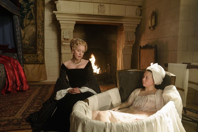 Diana von Poitiers (Ludivine Sagnier, l.); Junge Katharina von Medici (Liv Hill, r.) – Bild: MMXXII Lions Gate Televison inc. /​ 2021 Starz Entertainment, LLC. All Rights Reserved.