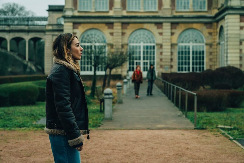 Sylia (Constance Labbé, l.) hat eine Location gefunden, in der sie und ihre Schwestern Alexia (Claire Romain, M.) und Tamara (Camille Lou, r.) sich in aller Ruhe mit dem gestohlenen Safe beschäftigen können. – Bild: ZDF und CAROLINE DUBOIS