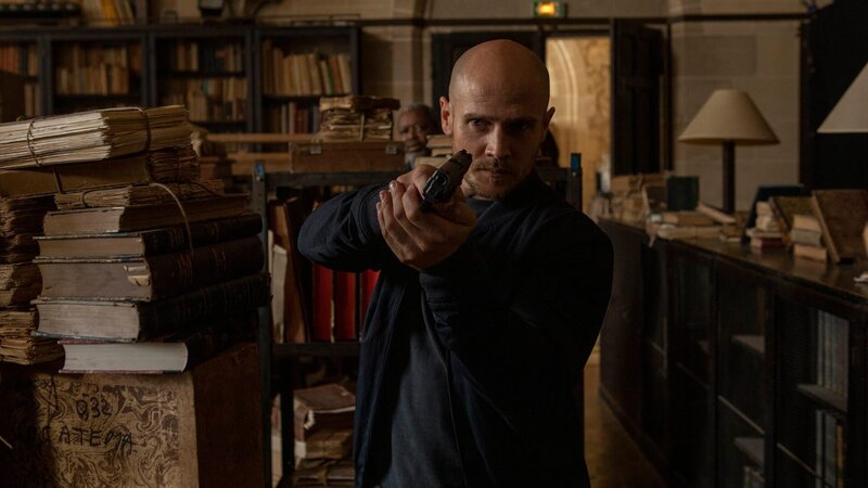 Bei der Suche nach Hinweisen dringt ein krachendes Geräusch durch den Raum. Antoine (Nicolas Gob) weiß sofort, dass noch jemand in den engen Gängen des Archivs lauert. – Bild: ZDF