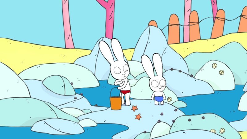 Simon (l.) und Franz (r.) sammeln Muscheln für ihre Sandburg. Doch dabei bemerkt Franz ein komisches Tier im Wasser. – Bild: ZDF