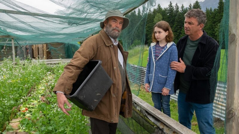 Martin Gruber (Hans Sigl, r.) drängt Anton Grainer (Peter Kremer, r.) dazu, Emmi Neumann (Lotta Herzog, M.) und ihre kranke Mutter zu unterstützen. – Bild: ZDF