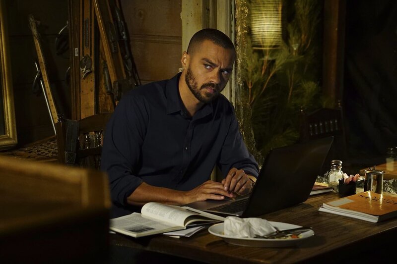Jackson (Jesse Williams) und April machen sich auf den Weg nach Montana, um eine komplizierte Operation durchzuführen. Jackson ist jedoch mit den Gedanken nicht bei der Sache, da er auf seinen Vater getroffen ist und April muss versuchen, ihn wieder auf Kurs zu bringen. – Bild: American Broadcasting Companies, Inc.