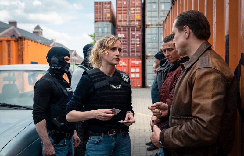 Femke (Pia-Micaela Barucki) bei der Festnahme der Harbour Brothers. – Bild: RTL /​ Stephan Rabold