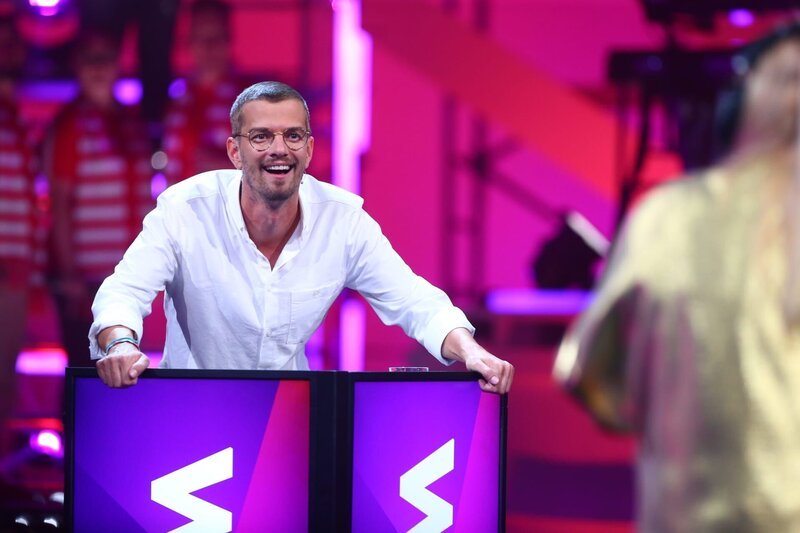 In der neuen ProSieben-Show lässt Joko Winterscheidt (Bild) Deutschlands größte Musikstars und deren Bands gegeneinander antreten. Am Ende performen sie einen ihrer größten Hits – doch dazu müssen sie sich in mehreren Runden die passenden oder auch unpassenden Instrumente erspielen. – Bild: ProSieben /​ Jens Hartmann