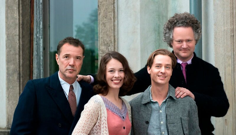 Drehstartfoto V.l.n.r.: Die Schauspieler Sebastian Koch, Paula Beer und Tom Schilling sowie Regisseur Florian Henckel von Donnersmarck. – Bild: ORF Drehstartfoto V.l.n.r.: Die Schauspieler Sebastian Koch, Paula Beer und Tom Schilling sowie Regisseur Florian Henckel von Donnersmarck. – Bild: ORF