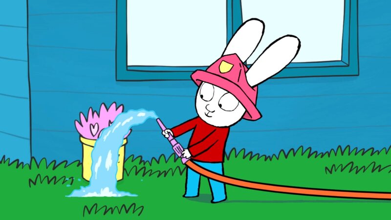 Feuerwehrmann Simon übt, wie man mit dem Wasserschlauch einen Brand löscht. Dafür müssen zur Not auch mal Papas Blumen herhalten. – Bild: ZDF