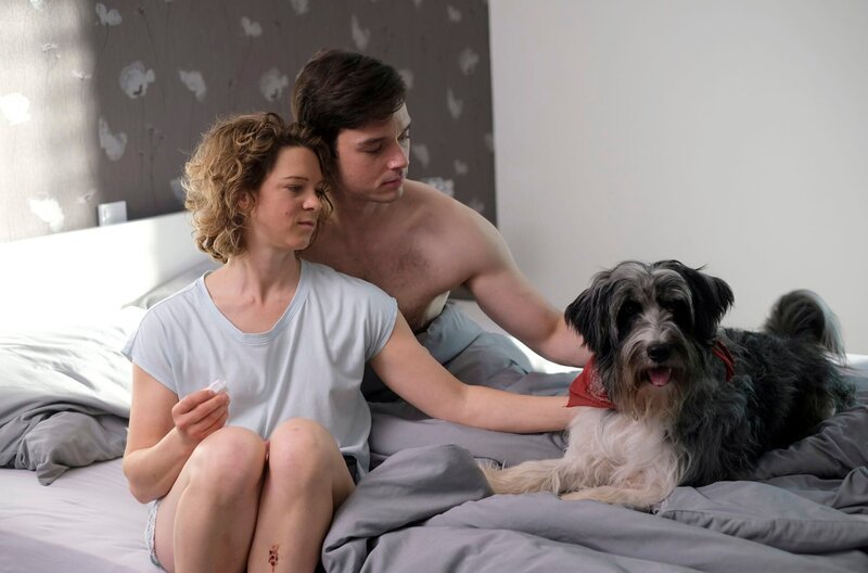 Diabetes-Patientin Mareike Wolter (Anjorka Strechel, l.) ist Leistungssportlerin – das verdankt sie ihrem eisernen Willen, ihrem perfekt ausgebildeten Diabetes-Therapiehund und ihrem Freund und Trainer Dennis Schwalm (Marc Schöttner, M.). – Bild: ARD/​Jacqueline Krause-Burberg