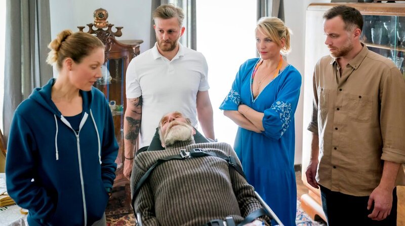 Nora (Tanja Wedhorn, 2. v. re.) und Max (Bernhard Piesk, re.) versuchen zwischen den zerstrittenen Geschwistern Julia (Tessa Mittelstaedt, li.) und Henk (Jochen Nickel, unten) zu vermitteln. – Bild: ARD Degeto/​Boris Laewen