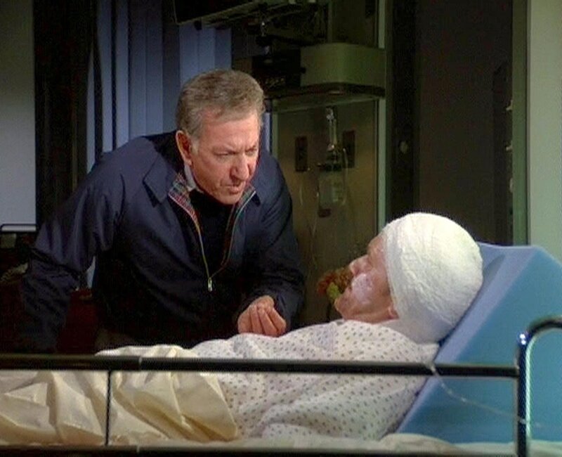 Quincy (Jack Klugman, l.) besucht den verletzten Sänger J.J. Chandler (Roger Miller) im Krankenhaus. – Bild: RTLup