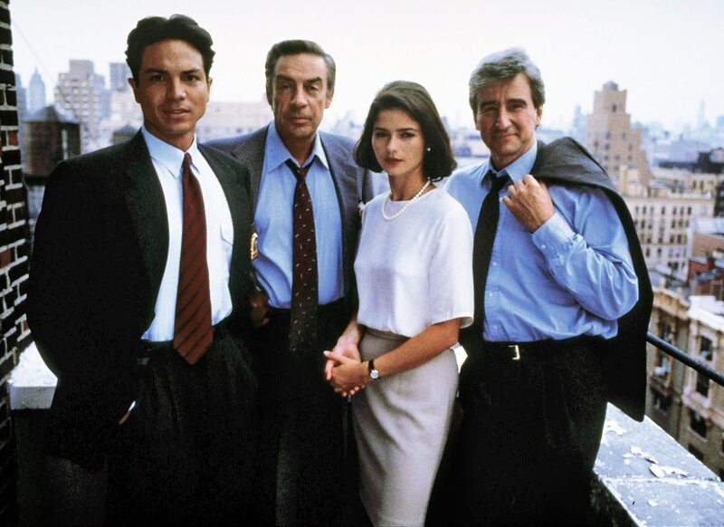 Detective Reynaldo „Rey“ Curtis (Benjamin Bratt, li.) unterstützt ab jetzt den Detective Lennie Briscoe (Jerry Orbach, 2.v.li.) und die Staatsanwälte Claire Kincaid (Jill Hennessy) und Jack McCoy (Sam Waterston). – Bild: RTL NITRO