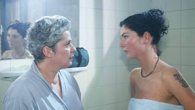 Im Waschraum kommt es zwischen Uschi (Barbara Freier, li.) und Jule (Anke Rähm) zum Streit. – Bild: Foto: RTL