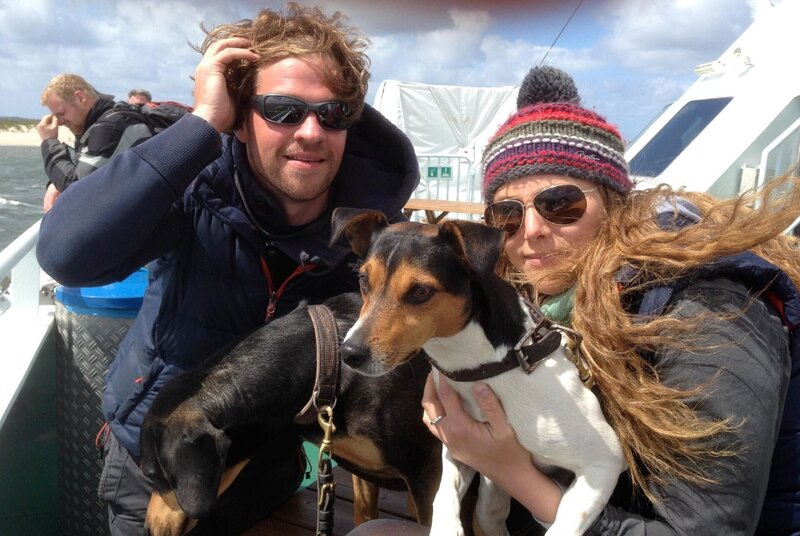 Claudio und Nico mit ihren Hunden „Bailey“ und „Filou“ – Bild: RTL /​ Tokee Bros.