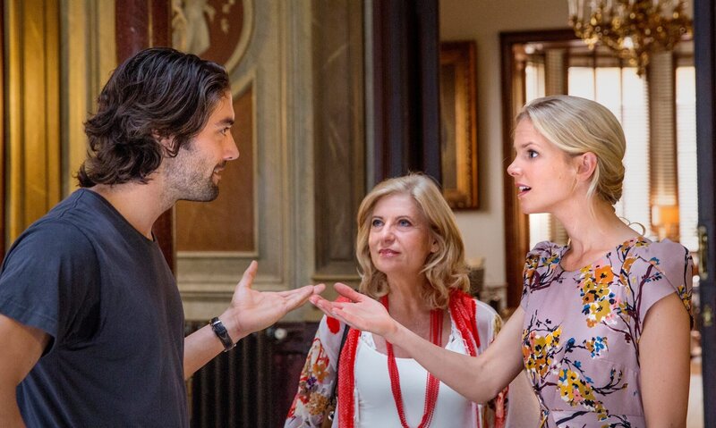 Während Pablo (Alejandro Munoz) und Lisa (Sinja Dieks) streiten, ist Ingeborg (Sabine Postel) ganz fasziniert von Emilios Cousin. – Bild: ZDF