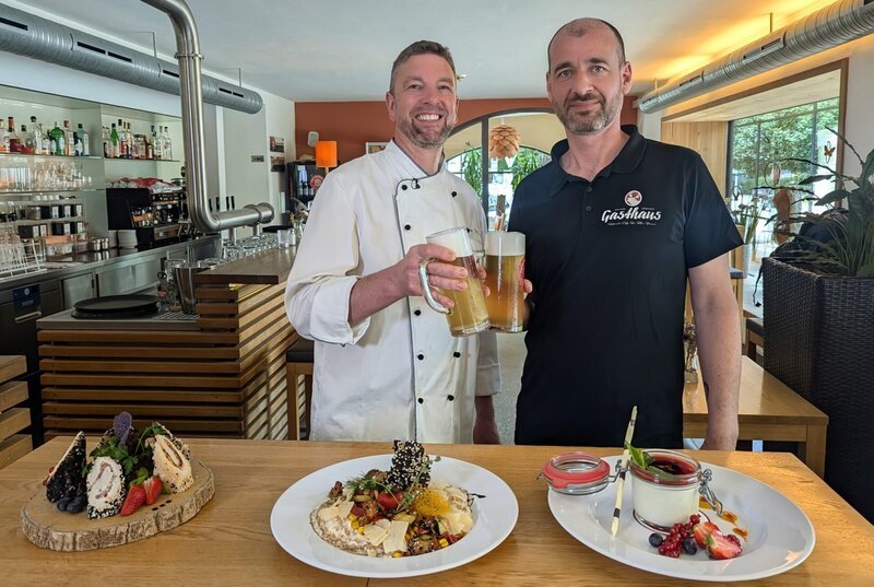 Die Betreiber des Gasthaus Bad Tölz Tino Kellner und Claus Hühnlein. Weiteres Bildmaterial finden Sie unter www.br-foto.de. – Bild: BR/​Bewegte Zeiten Filmproduktion GmbH/​Carsten Frank