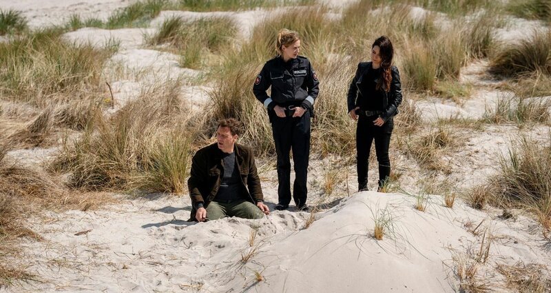 V.l.: Tjark (Hendrik Duryn), Femke (Pia-Micaela Barucki) und Ceylan (Yasemin Cetinkaya) entdecken die Gräber des Serienmörders. – Bild: RTL /​ Stephan Rabold