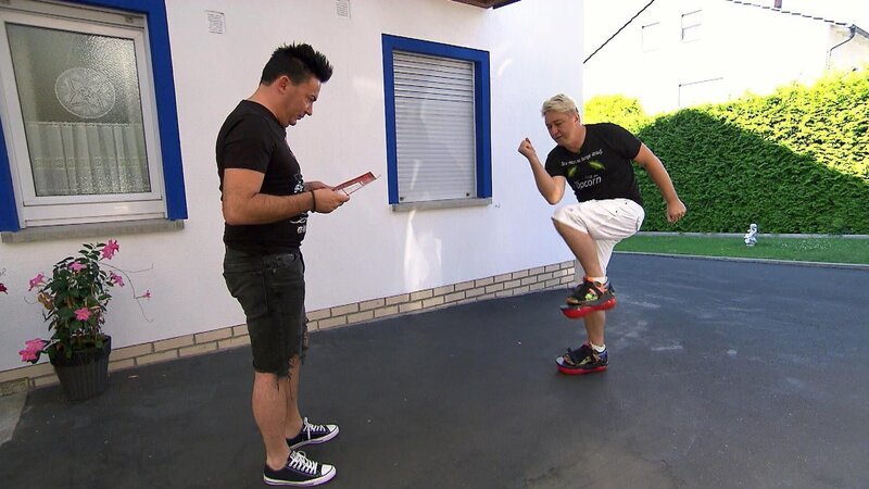 Matthias und Hubert testen den „TOGU Dynair Walker Comfort“. – Bild: TVNOW