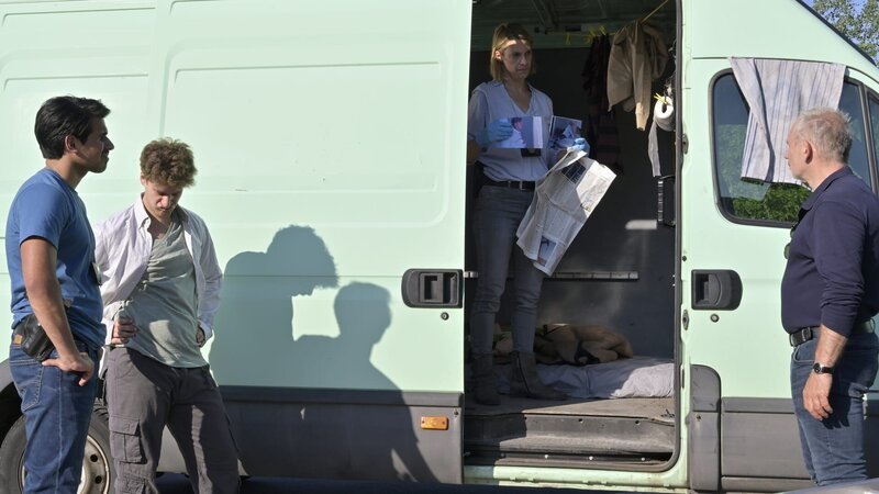 Tamara Meurer (Anja Pahl, 2.v.r.), Samir Amari (Skandar Amini, l.) und Bernhard Henschel (Michael Lott, r.) untersuchen den Transporter von Ibo Barany (Rony Herman, 2.v.l). Die Kommissare werden fündig und Ibo Barany gerät unter Mordverdacht. – Bild: ZDF