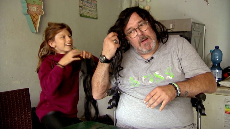 Rosa und Ingo bekommen Enkelbesuch. Opa Ingo und Fabienne haben eine ganz besondere Bindung zueinander. – Bild: RTLZWEI – Recht zum Abdruck/​Darstellung zeitlich/​sachlich beschränkt auf die Bewerbung der Sendung