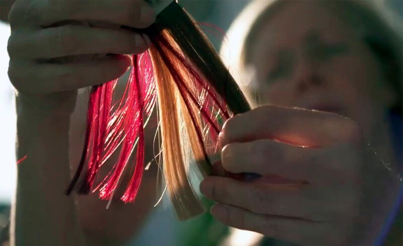 Besonders knifflig ist der Scheitel. Damit er natürlich fällt, hat Beate Dreher einen Knotentrick. Sie knüpft über Kreuz.; Die Haarfarben für die Perücke sucht Beate Dreher mit der Kundin immer gemeinsam aus. – Bild: BR/​SWR/​Steffen Bohnert