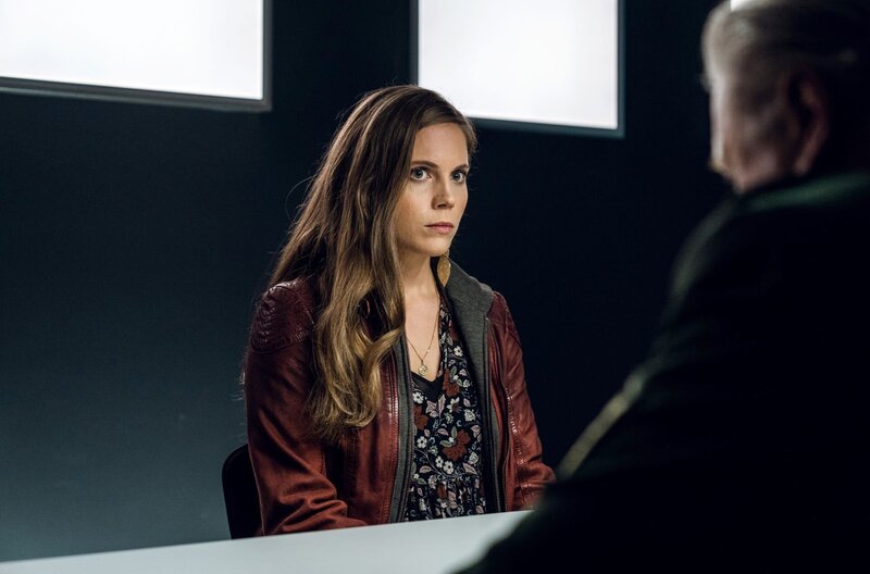 Anna Wieser (Charlotte Stoiber) wird verhört. Kann sie zur Lösung des Falles beitragen? – Bild: ARD/​Max Bublak