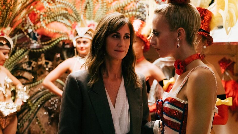 Ein Mordfall in einem gut besuchten Kabarett führt Florence (Eléonore Bernheim, l.) zur Tänzerin Estelle Domani (Sara Mortensen, r.). Die Tat scheint irgendwie mit ihrem Lieblingsmaler Toulouse-Lautrec in Verbindung zu stehen, doch Estelle kann sich an nichts mehr erinnern. – Bild: ZDF