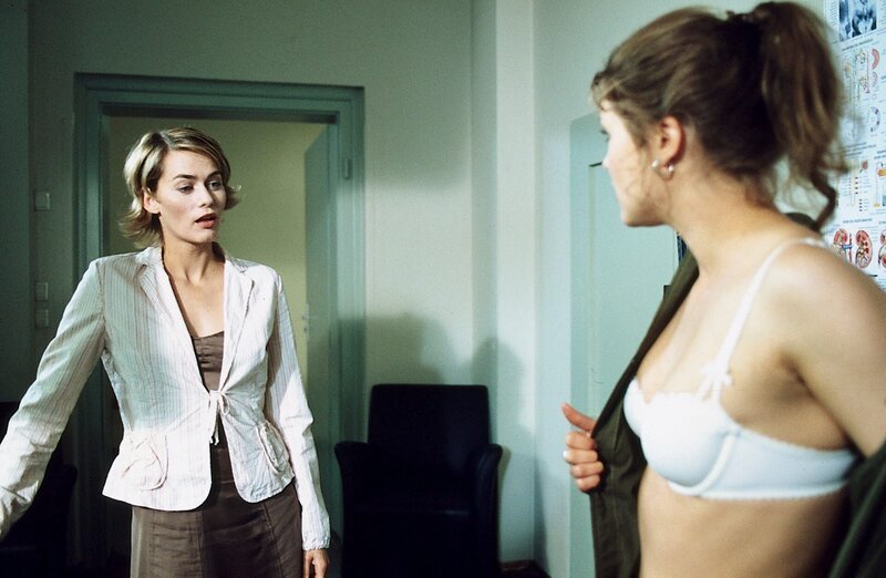 Dr. Judith Sommer (Gesine Cukrowski, l.) nimmt überrascht zur Kenntnis, dass sich die Reporterin Nathalie Waldau (Milena Cordelia Wege, r.) im Institut für Rechtsmedizin ausgesprochen schnell heimisch zu fühlen scheint. – Bild: ZDF