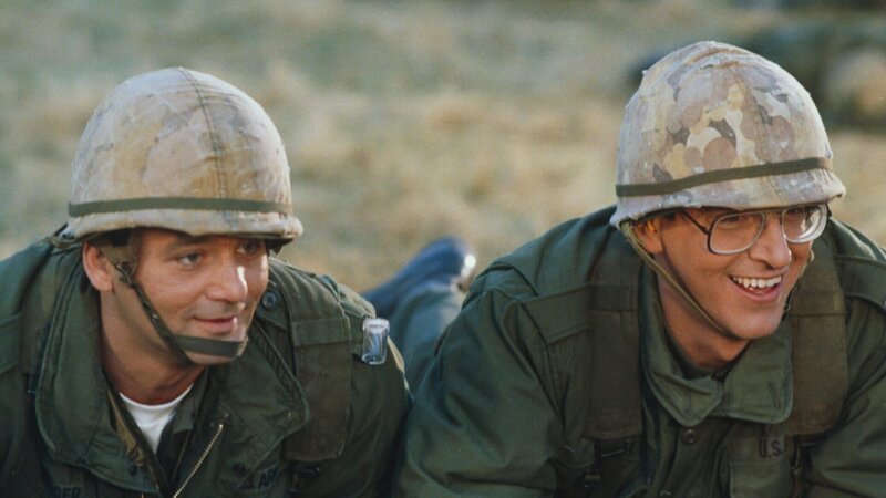 John Winger (Bill Murray, l.) will sein Leben grundlegend verändern und tritt zusammen mit seinem Kumpel Russell Ziskey (Harold Ramis, r.) der US-Army bei. Doch auf das, was John dort erwartet, hat ihn nichts vorbereiten können. – Bild: ZDF John Winger (Bill Murray, l.) will sein Leben grundlegend verändern und tritt zusammen mit seinem Kumpel Russell Ziskey (Harold Ramis, r.) der US-Army bei. Doch auf das, was John dort erwartet, hat ihn nichts vorbereiten können. – Bild: ZDF