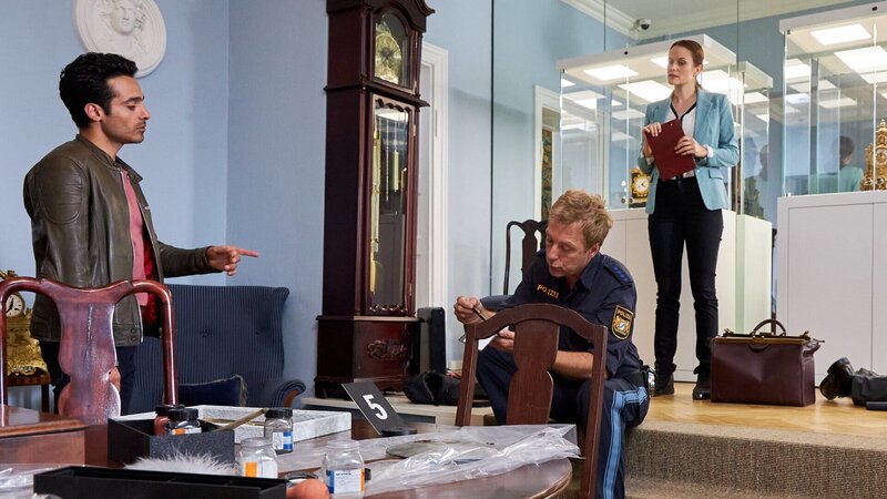 Pathologin Mai (Sina Wilke, r.) und Polizeihauptmeister Mohr (Max Müller, M.) geben Kommissar Kaya (Baran Hęvî, l.) erste Informationen zum aktuellen Mordfall. – Bild: ZDF