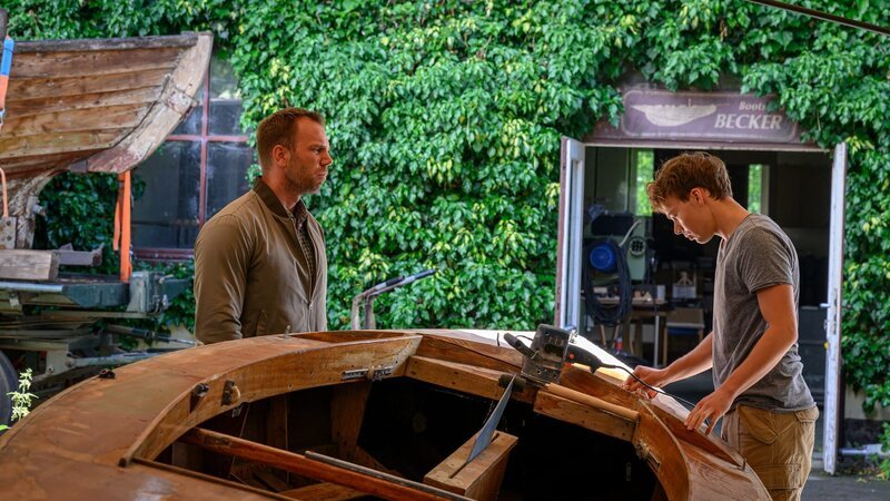 Kriminalhauptkommissar Lars Pöhlmann (Dominic Boeer, l.) spricht mit dem Sohn des Opfers Lukas Becker (Andreas Warmbrunn, r.). Sichtlich betroffen berichtet dieser von den letzten gemeinsamen Stunden mit dem Vater. Doch das Familienidyll bekommt nach und nach erste Risse. Stammt die Tatperson etwa doch aus dem engsten Umfeld? – Bild: ZDF