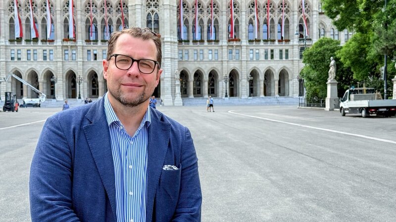 Nicolas Stockhammer vor dem Rathaus am Rathausplatz. – Bild: ORF/​DMG Film