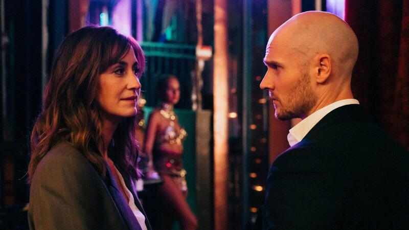 Antoine (Nicolas Gob) und Florence (Eléonore Bernheim) haben sich unter das Publikum gemischt und erwarten mit Vorfreude den Auftritt der Tänzerin. Doch nebenbei beschäftigt Antoine etwas, dass zwischen ihm und Florence steht. – Bild: ZDF