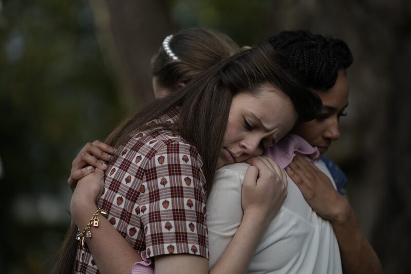 Addies Freundinnen – Jenna (Evie Elgie, l.), Emily (Grace Wood, M.) und Audrey (Eve Midgley, r.) – machen sich Sorgen, weil sie nicht wissen, wo Addie und Bonnie sind. – Bild: Kind Of Productions Limited MMX /​ ZDF und Kind Of Productions Lim