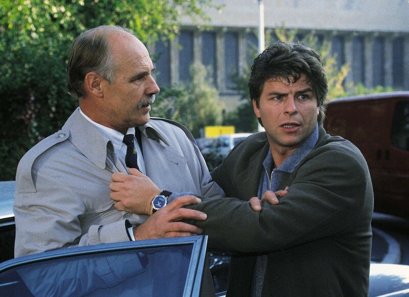 Kriminalkommissar Peter Wolniak (Uwe Fellensiek, r.) will sich mit Klein (Rainer Engelskirchen) unterhalten. – Bild: RTL