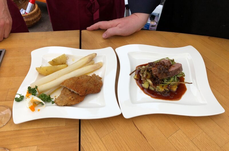 Aufgetischt: Spargel mit Schnitzel gegen Spargel mit Maibock. – Bild: SWR Aufgetischt: Spargel mit Schnitzel gegen Spargel mit Maibock. – Bild: SWR