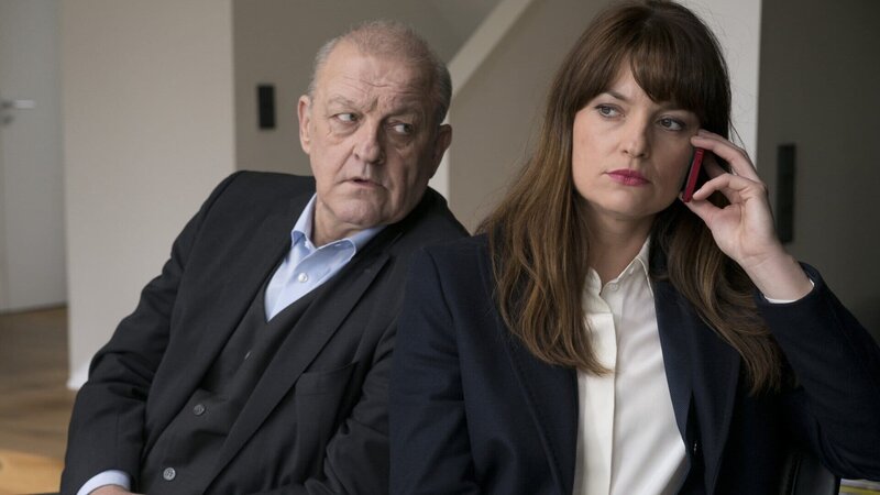 Wilsberg (Leonard Lansink) nimmt wieder die Hilfe von Alex (Ina Paule Klink) in Anspruch, um bei seinen Ermittlungen weiterzukommen. – Bild: ZDF