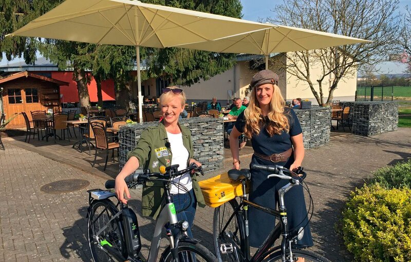 Moderatorin Anna Lena Dörr (links) mit der Deutschland-Rad-Reisenden Anna Magdalena Bössen. – Bild: BR/​SWR/​Lukas Kunkel