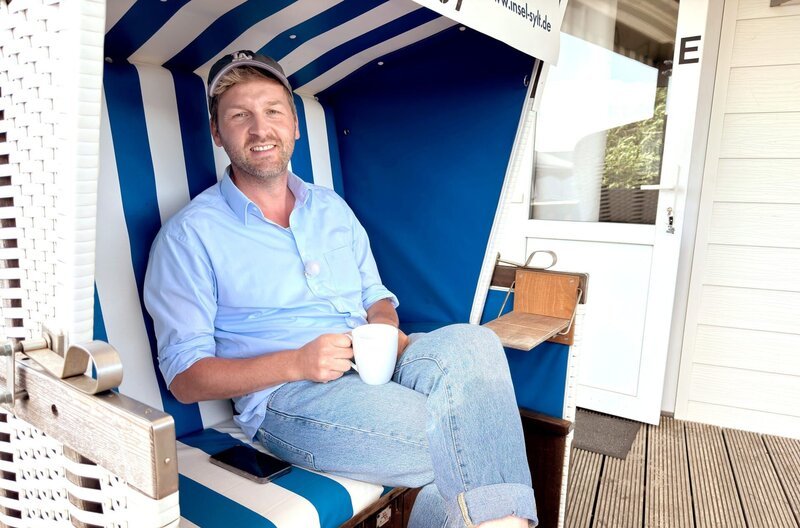 Kommt man mit 1.000 Euro aus, wenn man viel erleben will? Reporter Johannes Zenglein probiert es aus und ermittelt, was ein guter und günstiger Urlaub auf Sylt kostet. – Bild: SWR/​Bavaria Entertainment GmbH