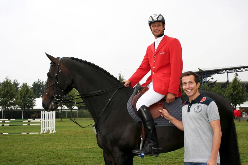 Willi mit dem Europameister im Springreiten Marco Kutscher und seinem Pferd Montender. – Bild: BR/​megaherz
