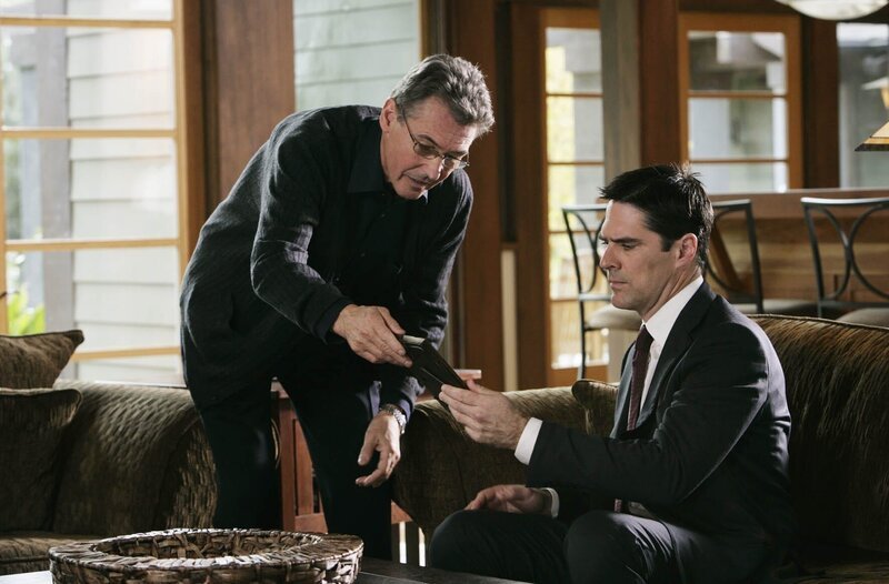 Als in Olympia, Washington, in einem Nationalpark drei Frauenleichen gefunden wurden, die fachmännisch einbalsamiert sind,.werden Hotch (Thomas Gibson, r.) und seine Kollegen mit dem Fall vertraut gemacht. Bei den Ermittlungen stoßen sie auf den Ex-Medizinstudenten Roderick Gless. Um Hinweise zu bekommen, wird dessen Vater (Randolph Mantooth, l.) verhört … – Bild: ABC Studios /​ Sonja Flemming